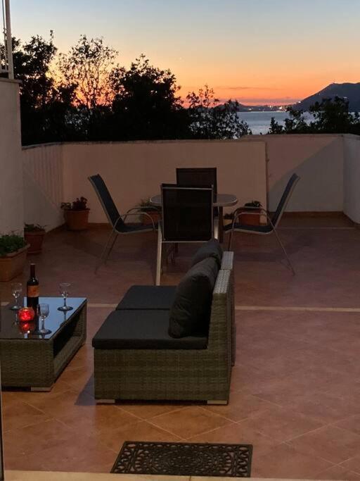 Lovely Split Level Apartment With Sea View, Pool, Free Parking And Wifi ツァヴタット エクステリア 写真