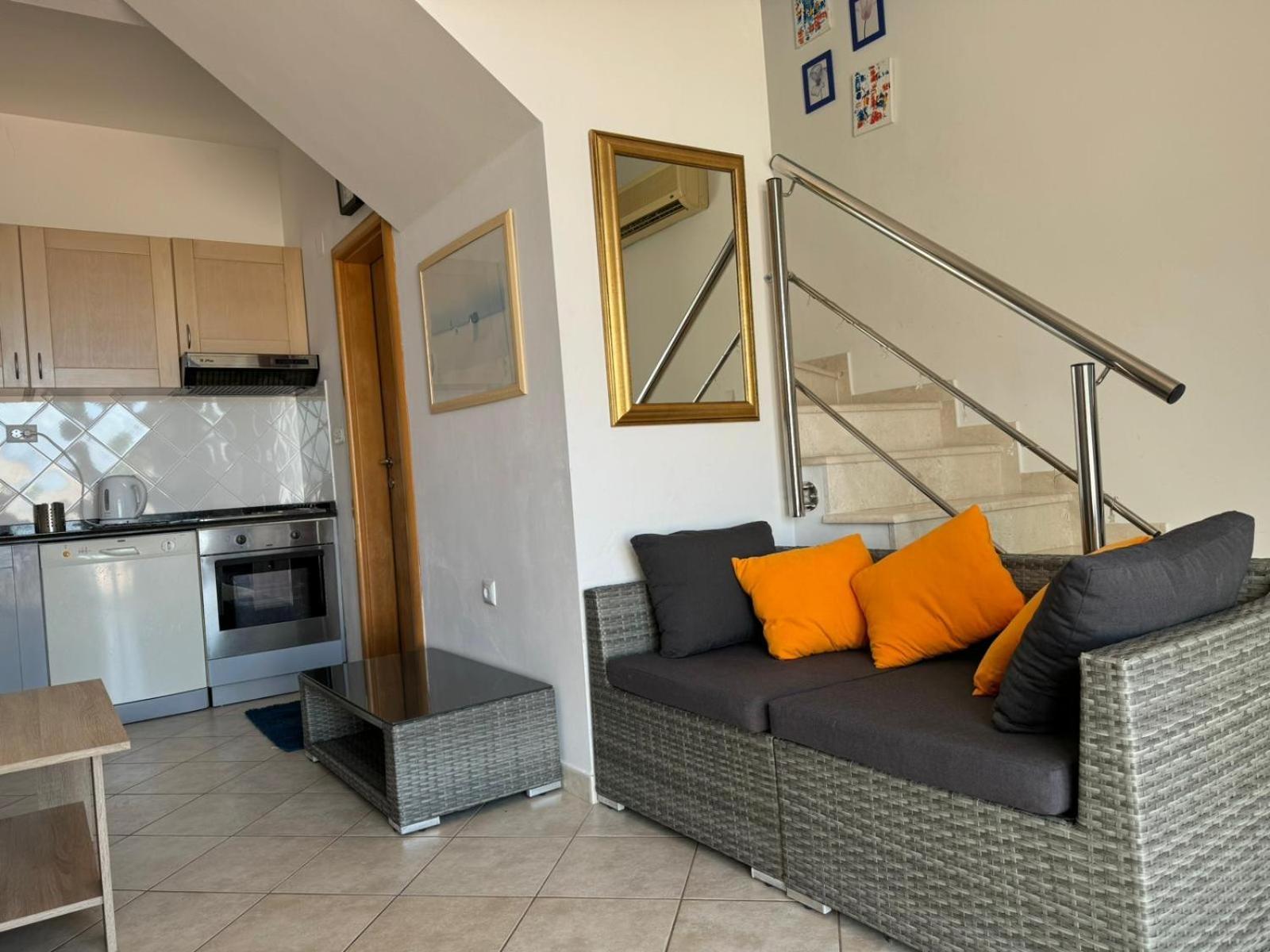 Lovely Split Level Apartment With Sea View, Pool, Free Parking And Wifi ツァヴタット エクステリア 写真